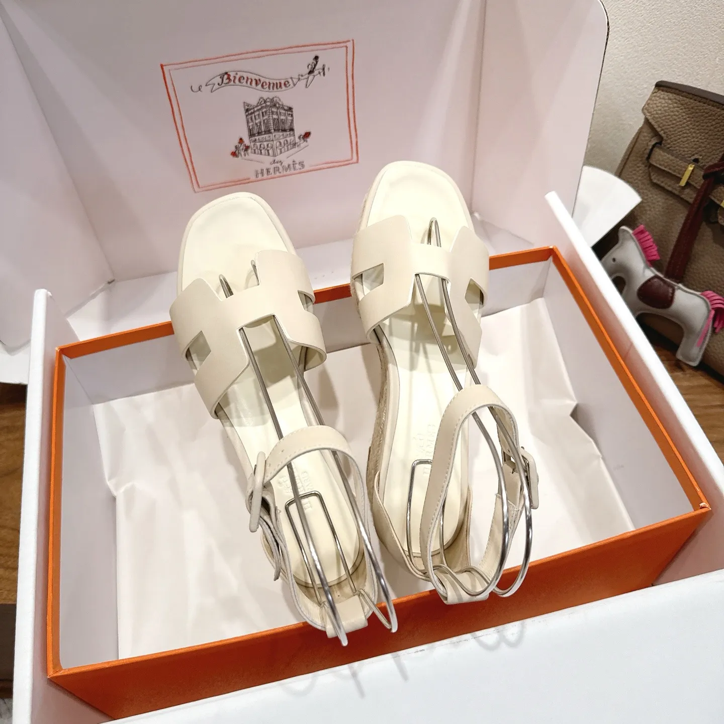 👟👟Ex-factory price 720👟👟 Hermes... a Eclair 2025 new color + popular series, the version is super positive, with a certain thickness, which makes the legs longer! Breathable, comfortable calfskin, spring and summer color matching, this item is both beautiful and comfortable! Channel supply code size: 35-39 can be ordered as 40.41 with airplane box ➕20